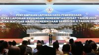 Presiden Joko Widodo saat menerima Laporan Hasil Pemeriksaan (LHP) LKPP 2023 dan Ikhtisar Hasil Pemeriksaan Semester (IHPS) II 2023 yang diserahkan Ketua BPK Isma Yatun di JCC, Senayan, Jakarta, Senin (8/7/2024)