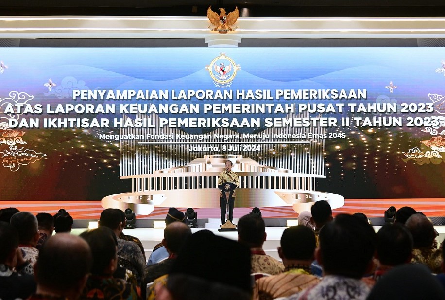 Presiden Joko Widodo saat menerima Laporan Hasil Pemeriksaan (LHP) LKPP 2023 dan Ikhtisar Hasil Pemeriksaan Semester (IHPS) II 2023 yang diserahkan Ketua BPK Isma Yatun di JCC, Senayan, Jakarta, Senin (8/7/2024)